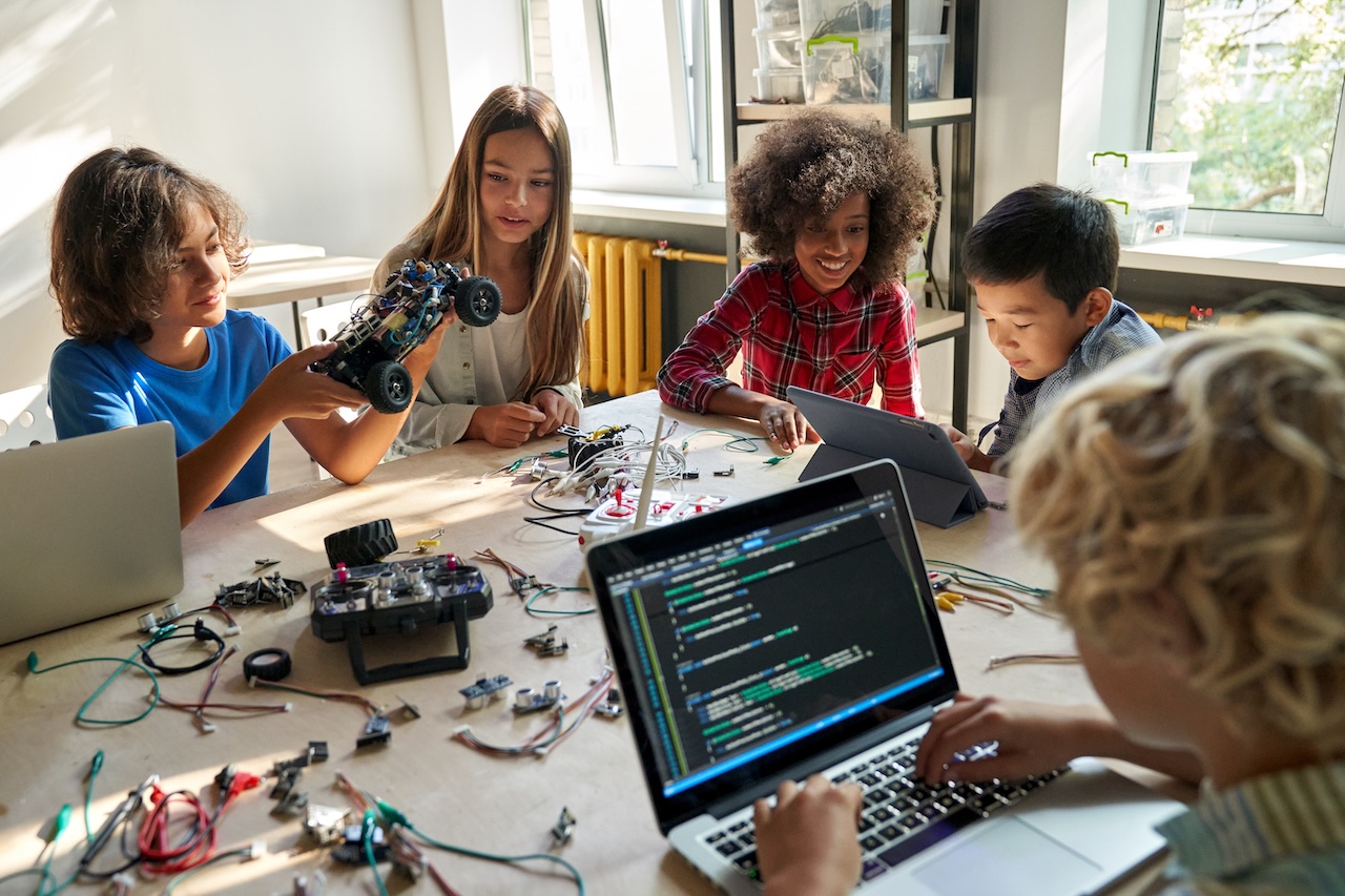 Equilibrium Grading Policies With Implications for Female Interest in STEM Courses
